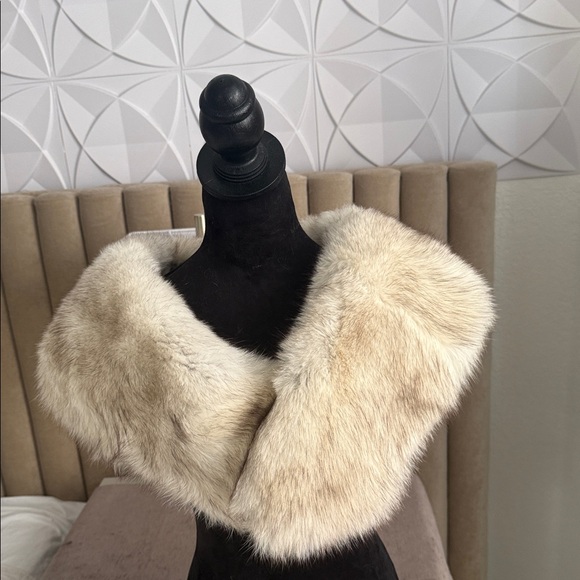 Sold / SAGA FOX FUR STOLE WRAP - Picture 3 of 16